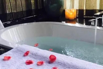 天津河东区水疗池中的失重冥想：当身体学会漂浮